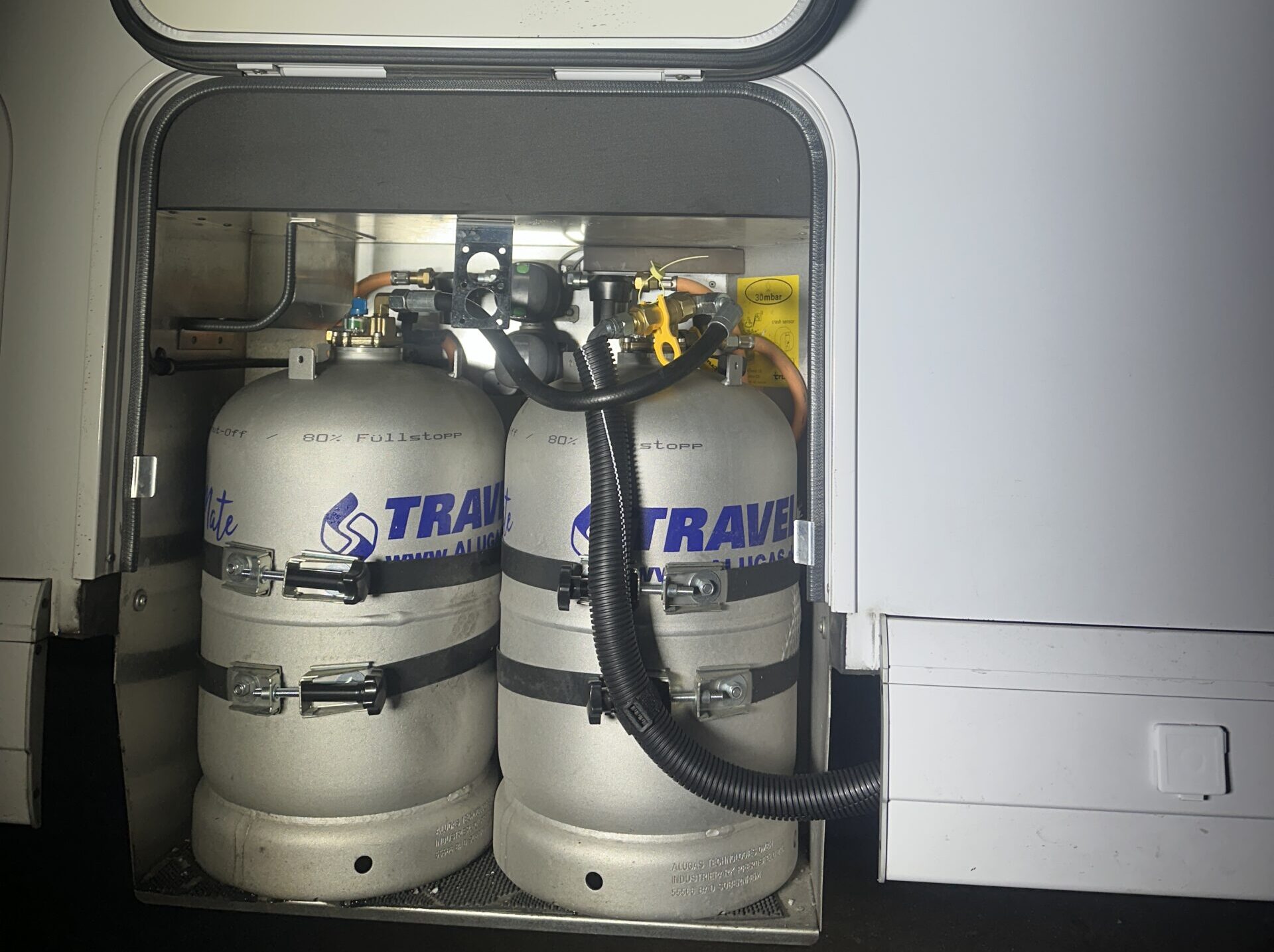 Alugas Travel Mate Gasflasche fachgerecht befestigt im Wohnmobil